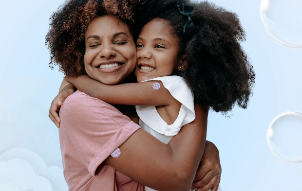 Família reunida e sorridente sentada no chão